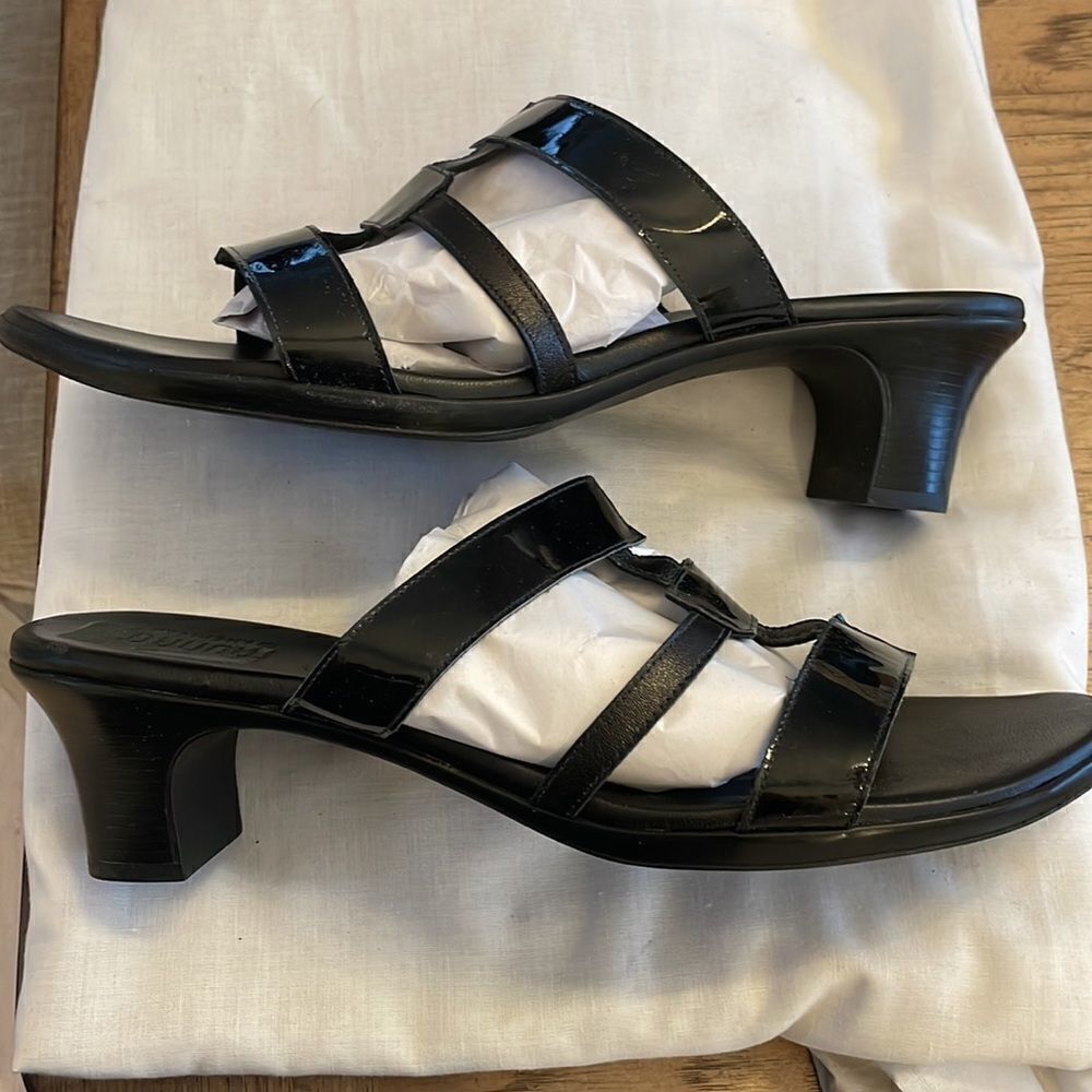 MUNRO BLACK LEATHER MULES.   SUPER COMFORTABLE. NEW